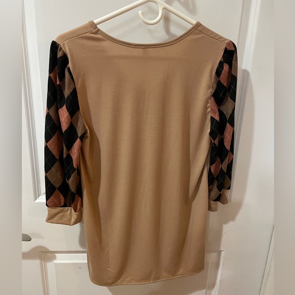 Checkered Sleeve V-Neck Top - Picture 10 of 11